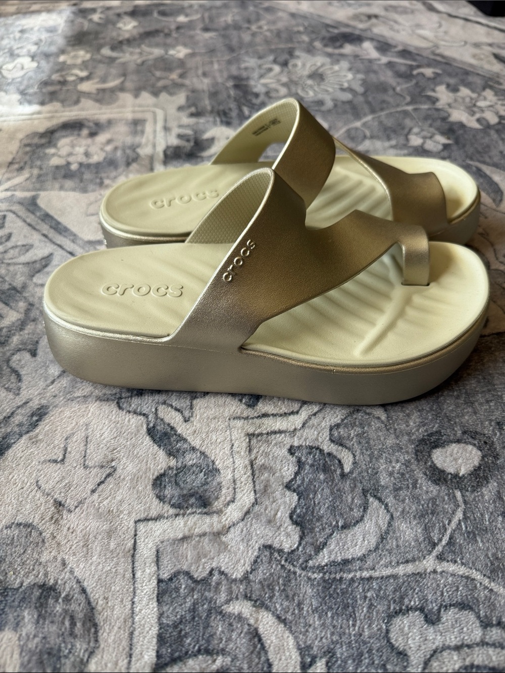 CROCS Women’s Metallic Champagne Sandals size 6 - Picture 2 of 4